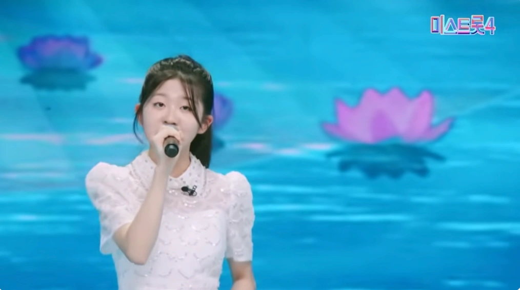 가수 윤윤서 첫 무대